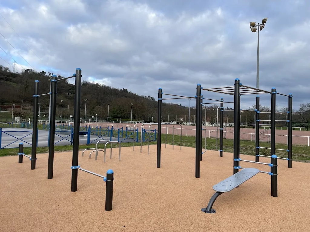 Terrain de street-workout - photo 1