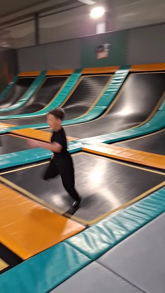 Feel Jump Aubergenville Trampoline Park - photo 1