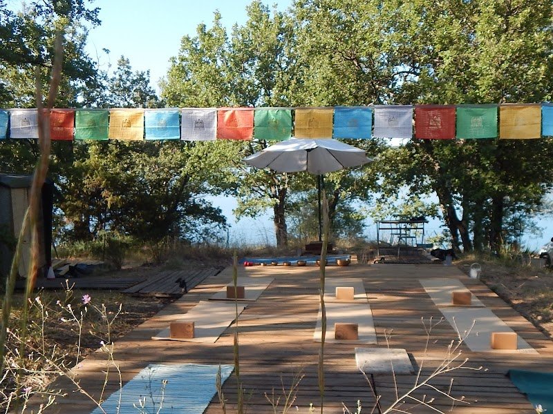 Yoga au bord du lac, verdon. Cours et stages de yoga - photo 1