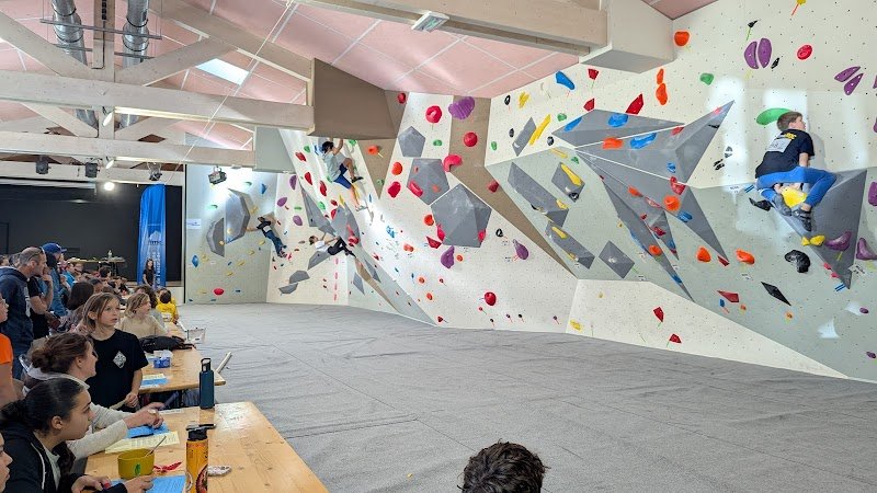 Salle artificielle d'escalade de type bloc - photo 1